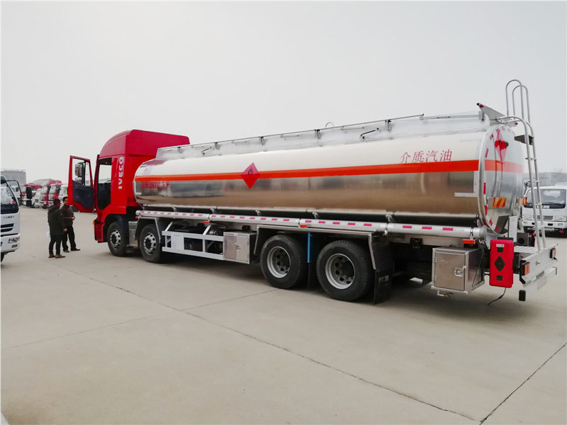 上汽紅巖29.7方前四后八鋁合金運油車，20噸運油車